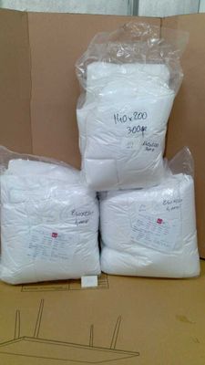 plusieurs paquets de papier toilette posés sur un carton