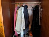 un placard contenant des vêtements et d'autres objets