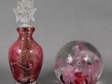 deux vases en verre posés l'un à côté de l'autre sur une table