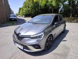 une voiture argentée garée sur un parking près de quelques arbres