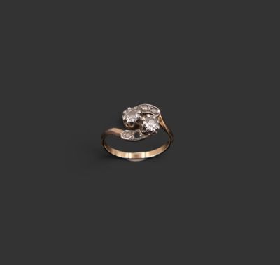 une image d'une bague en or avec un diamant au centre