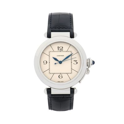 le cadran blanc d'une montre est mis en valeur sur un fond blanc
