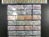 une collection de timbres exposés sur un fond noir