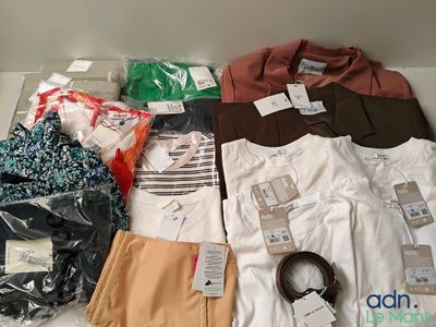 un tas de vêtements posés sur une table