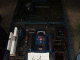 une photo d'une boîte à outils contenant une perceuse et d'autres outils