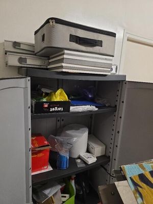 une armoire sur laquelle est posée une imprimante, dans une pièce