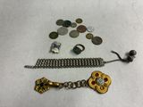 un gros plan d'un bracelet orné d'une poignée de pièces de monnaie