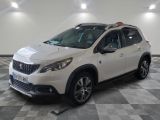 la voiture blanche est garée dans le garage sur un sol en damier
