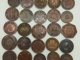 gros plan d'une pile de pièces de monnaie sur une surface blanche