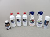 plusieurs bouteilles de produits d'entretien posées les unes à côté des autres sur une table