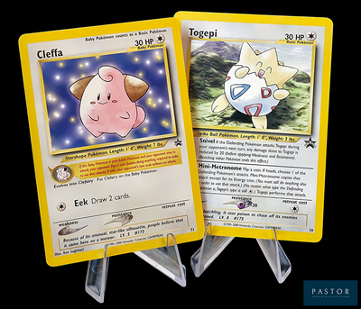 deux cartes Pokémon exposées sur une table