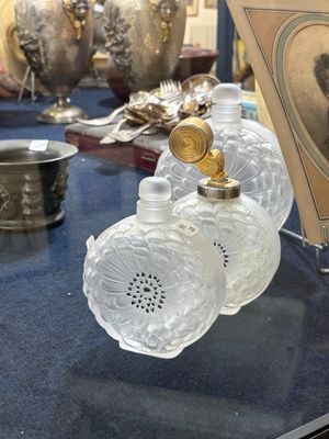 une vitrine en verre contenant de nombreux objets en verre
