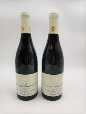 deux bouteilles de vin rouge posées l'une à côté de l'autre sur une surface blanche