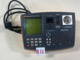 un petit appareil électronique posé sur une table