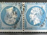 deux timbres bleus et blancs sur lesquels figurent les portraits d'un homme et d'une femme