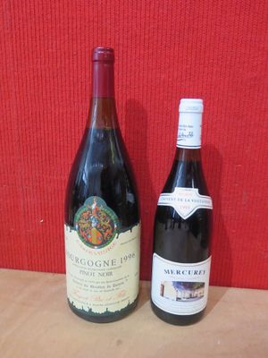 deux bouteilles de vin posées l'une à côté de l'autre sur une table