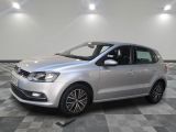 la volkswagen polo argentée est garée sur un carrelage à carreaux