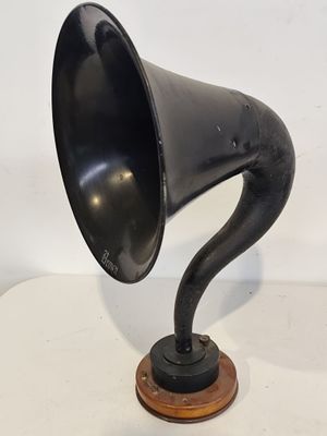 un vieux gramophone noir posé sur un meuble en bois