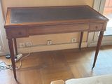 un bureau avec un plateau noir et un plateau marron