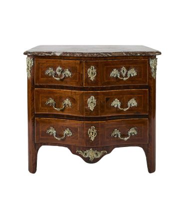 une image d'une commode avec un plateau en marbre