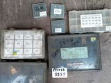 plusieurs appareils électroniques posés sur une table