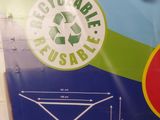 a sign that says recycleable on the side of a building