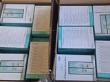 plusieurs boîtes d'appareils électroniques sont empilées les unes sur les autres