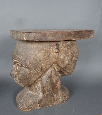 une table en bois sur laquelle est posée une tête sculptée