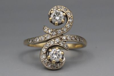 une bague bypass en or et diamants