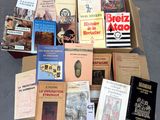 de nombreux livres dans une boîte posée par terre
