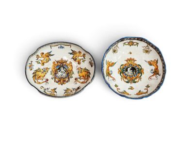 deux assiettes à motifs floraux sur une surface blanche