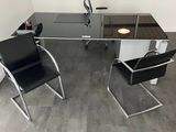 un bureau avec deux chaises et un ordinateur dessus