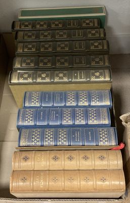 plusieurs livres empilés dans une boîte