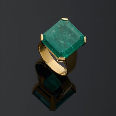 Bague en or 18k (750e), ornée d'une émeraude rectangulaire à… - Photo 1