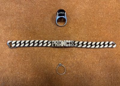 un bracelet avec un anneau et un anneau dessus