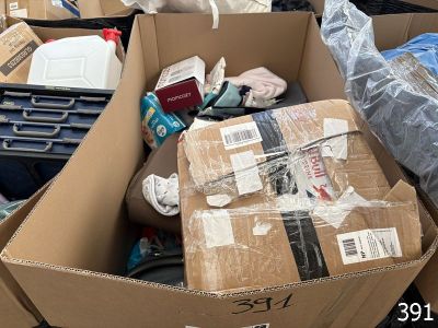 une boîte remplie d'objets posés sur le sol