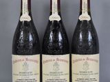 trois bouteilles de vin sont alignées sur une table