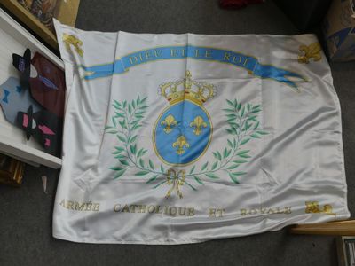une image représentant un drapeau blanc orné d'un blason bleu et or