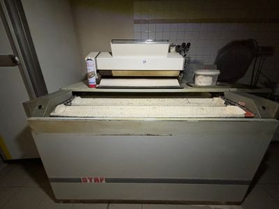 une machine posée sur un comptoir