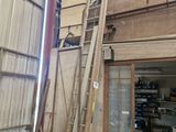 une image représentant une pièce mansardée avec une échelle à l'intérieur