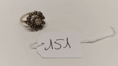 un gros plan d'une étiquette à laquelle est accrochée une bague