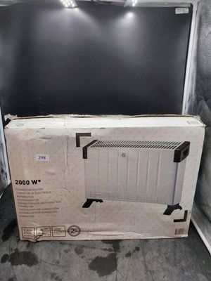 une boîte posée par terre devant un téléviseur