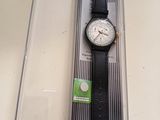 une montre qui se trouve dans une boîte sur une table