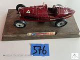 une maquette rouge d'une voiture exposée sur une table