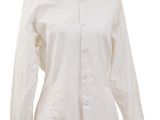 La chemise est blanche et a des manches longues.