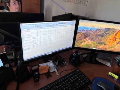 un homme assis à un bureau sur lequel se trouvent deux écrans d'ordinateur