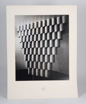 une photo en noir et blanc d'un mur composé de cylindres