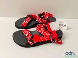une paire de sandales rouges et noires ornées d'un bandana rouge