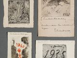 quatre vieilles cartes postales ornées de dessins, posées sur un fond gris