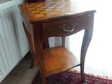 une petite table sur laquelle est posé un échiquier